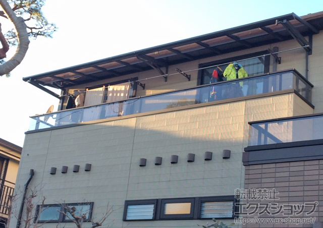 東京都品川区のLIXIL リクシル（トステム）のバルコニー・ベランダ屋根 パワーアルファ F型 ルーフタイプ 連棟 積雪〜30cm対応 施工例