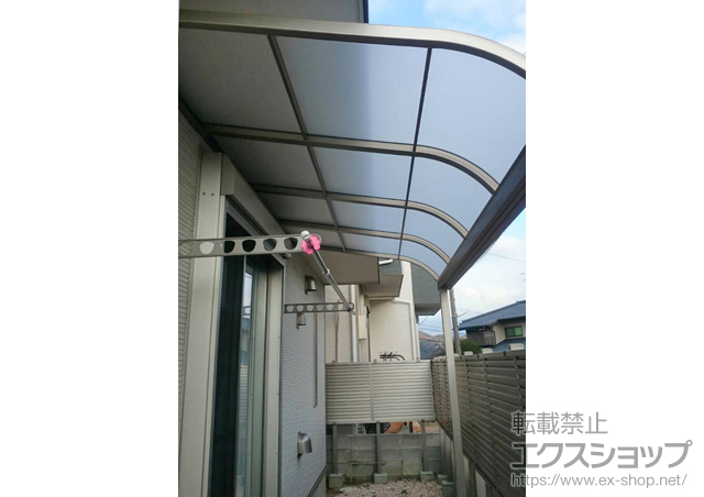 福岡県福岡市のLIXIL リクシル（トステム）のテラス屋根 ライザーテラスII R型 テラスタイプ 単体 積雪〜20cm対応＋壁付け物干し 施工例