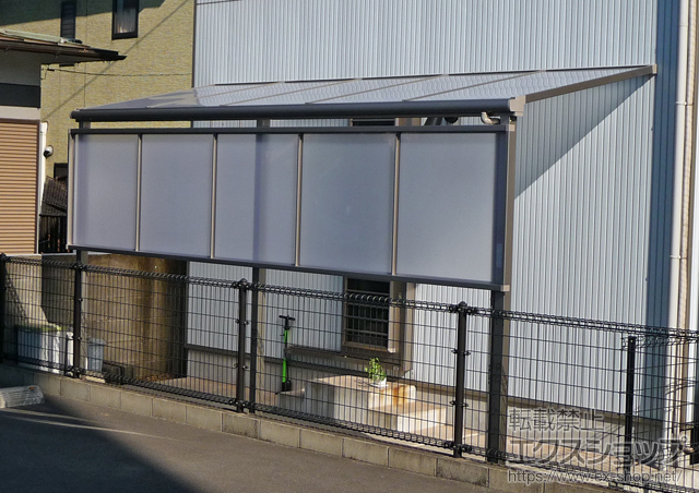 大分県大分市のLIXIL リクシル（トステム）のテラス屋根 ライザーテラスII F型 テラスタイプ 単体 積雪〜20cm対応＋ライザーテラスII F型用前面スクリーン  1段仕様＋標準 吊り下げ物干し（2本入り） 施工例