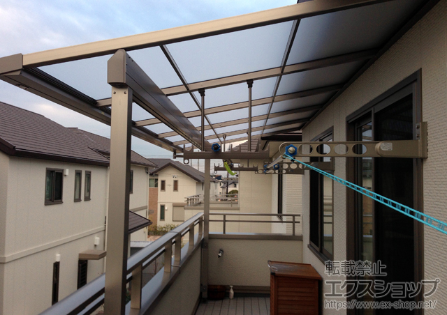 兵庫県神戸市のLIXIL リクシル（トステム）のバルコニー・ベランダ屋根 ライザーテラスII F型 屋根タイプ 単体 積雪〜20cm対応＋吊り下げ物干し(2本入り) 施工例