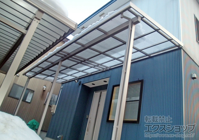 秋田県湯沢市のLIXIL リクシル（トステム）のテラス屋根 ナーラテラス 3000 テラスタイプ 連棟 積雪〜100cm対応 施工例