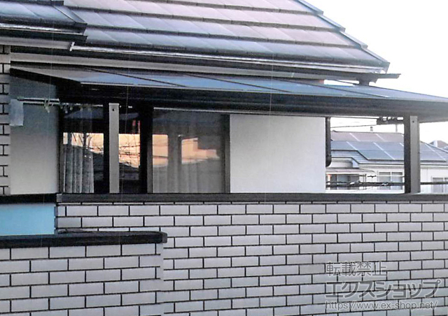 東京都足立区ののバルコニー・ベランダ屋根 ヴェクターテラス F型 屋根タイプ 単体 積雪〜20cm対応＋吊り下げ式物干し　標準2本入り 施工例