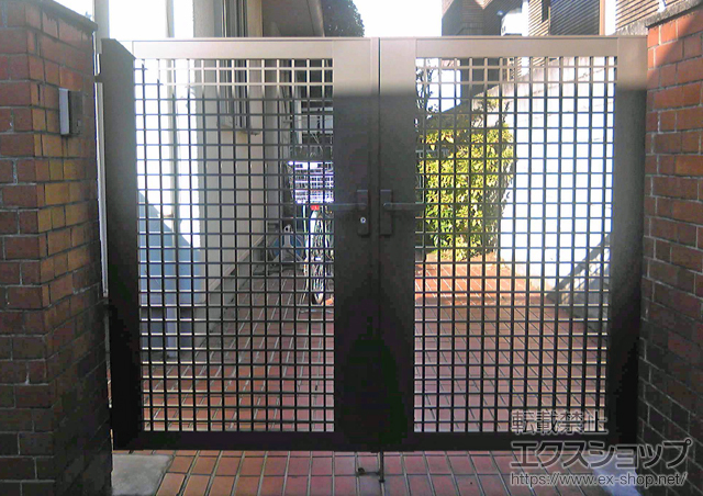 東京都目黒区のの門扉 ライシス門扉 7型 井桁格子 両開き 柱使用 施工例