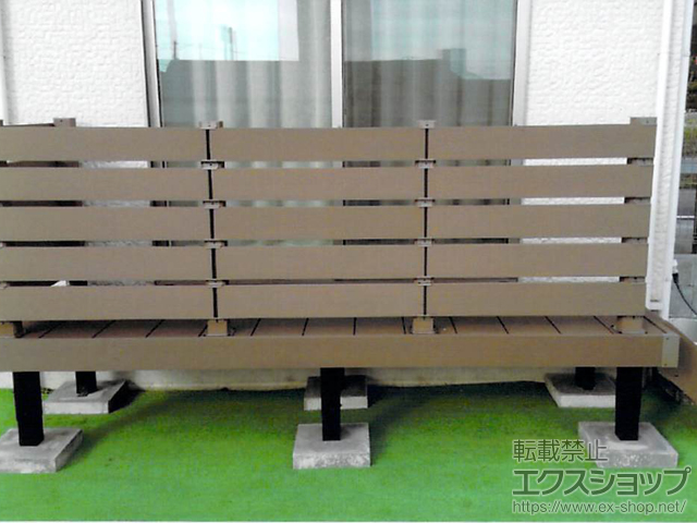 新潟県燕市ののウッドデッキ リウッドデッキ 200＋リウッドステップ5型 Sタイプ（2段）＋ リウッドデッキフェンス 3型 ＜横スリット＞ 施工例