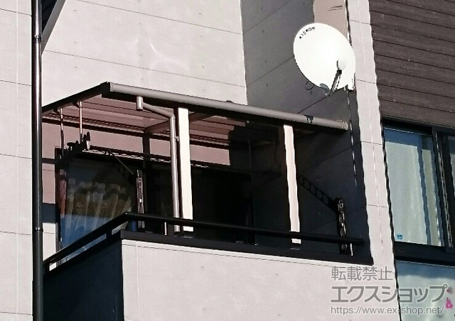 千葉県市川市のLIXIL リクシル（トステム）のバルコニー・ベランダ屋根 ライザーテラスII F型 屋根タイプ 単体 積雪〜20cm対応＋吊り下げ物干し 標準 2本入/物干し取付桟 施工例