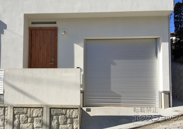 神奈川県横浜市のLIXIL リクシル（トステム）のガレージシャッター ガレージシャッタークワトロ 電動式 内部付タイプ 施工例
