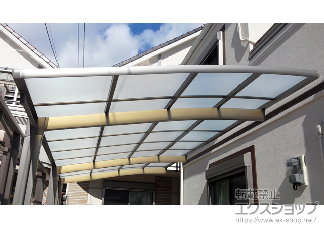 大阪府東大阪市のLIXIL リクシル（トステム）のバルコニー・ベランダ屋根 ライザーテラスII R型 屋根タイプ 単体 積雪〜20cm対応＋吊り下げ物干し 施工例