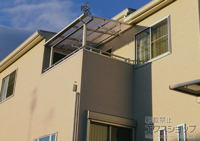 兵庫県加古川市のLIXIL リクシル（トステム）のバルコニー・ベランダ屋根 ライザーテラスII F型 屋根タイプ 単体 積雪〜20cm対応＋吊り下げ物干し（ワイド） ショート 2本入り×1セット 施工例