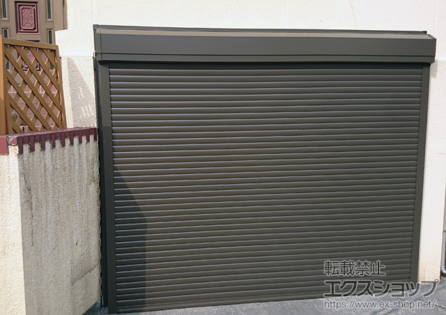 鹿児島県鹿児島市のLIXIL リクシル（トステム）のガレージシャッター ガレージシャッタークワトロ 電動式 外部付タイプ 施工例