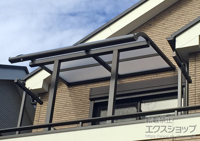 埼玉県さいたま市のLIXIL リクシル（トステム）のバルコニー・ベランダ屋根 ライザーテラスII R型 屋根タイプ 単体 積雪〜20cm対応＋ライザーテラスII用 吊り下げ物干し＋吊り下げ物干し取付け桟 施工例