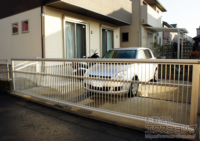 神奈川県綾瀬市ののカーゲート ルシアスアップゲートワイド 2型 たて格子 手動 施工例