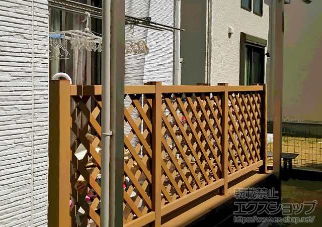 埼玉県越谷市ののウッドデッキ リウッドデッキ 200＋リウッドステップ5型 Sタイプ 2段＋リウッドデッキ門扉2型 <ラチス格子>＋リウッドデッキ門扉2型 <ラチス格子>＋床下囲い部材一式　※正面・片側面取付/各2段 施工例