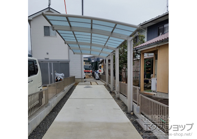 愛知県小牧市ののカーポート レイナポートグラン 縦連棟　積雪〜20cm対応＋着脱式サポート 標準・ハイルーフ兼用 2本入り×2セット 施工例