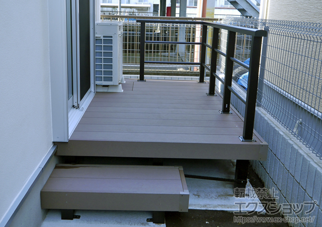 千葉県船橋市ののウッドデッキ リウッドデッキ 200＋独立式 リウッドステップ 2型＋シンプルモダンデッキフェンス 2型（横格子2本タイプ）＋点検口 施工例