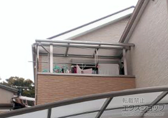 大阪府四條畷市ののバルコニー・ベランダ屋根 プレシオステラス R型 屋根タイプ 単体 積雪〜20cm対応＋吊り下げ式物干し 2本入り×1セット 施工例
