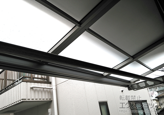 東京都中野区のLIXIL リクシル（トステム）のバルコニー・ベランダ屋根 ライザーテラスII F型 ルーフタイプ 単体 積雪〜20cm対応 施工例