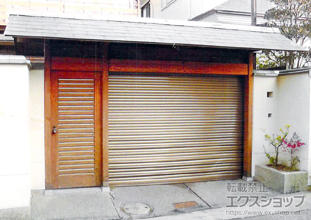 兵庫県川西市のLIXIL リクシル（トステム）のガレージシャッター ガレージシャッタークワトロ 電動式 内部付タイプ 施工例