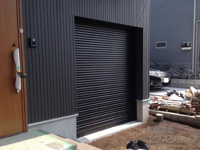 神奈川県横浜市のLIXIL リクシル(トステム)のガレージシャッター ガレージシャッタークワトロ 電動式 内部付タイプ 施工例