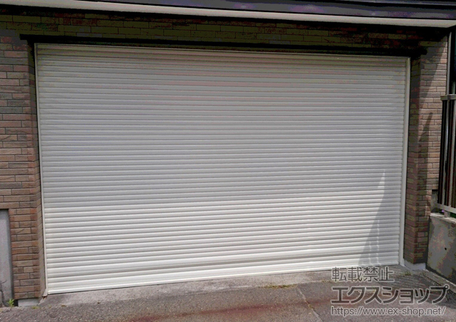 新潟県新潟市のLIXIL リクシル（トステム）のガレージシャッター ガレージシャッタークワトロ 電動式 内部付タイプ 施工例