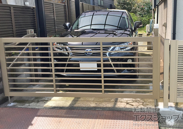 神奈川県川崎市ののカーゲート 【特注】スウィングアップゲート 横格子型 電動式 施工例