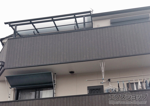 大阪府守口市のLIXIL リクシル（トステム）のバルコニー・ベランダ屋根 ライザーテラスII R型 屋根タイプ 単体 積雪〜20cm対応＋吊り下げ物干し 施工例