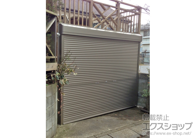 千葉県千葉市のLIXIL リクシル（トステム）のガレージシャッター ガレージシャッタークワトロ 手動式 外部付タイプ 施工例