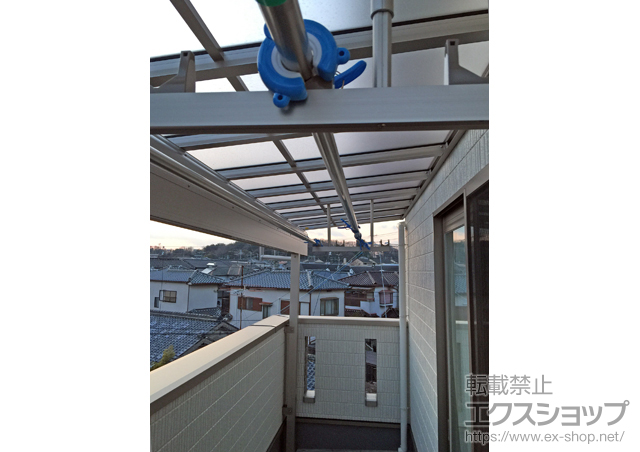 大阪府吹田市ののバルコニー・ベランダ屋根 ヴェクターテラス F型 1500 屋根タイプ 単体 積雪〜50cm対応＋物干しセット 吊り下げ式 標準 2本入り×1セット 施工例
