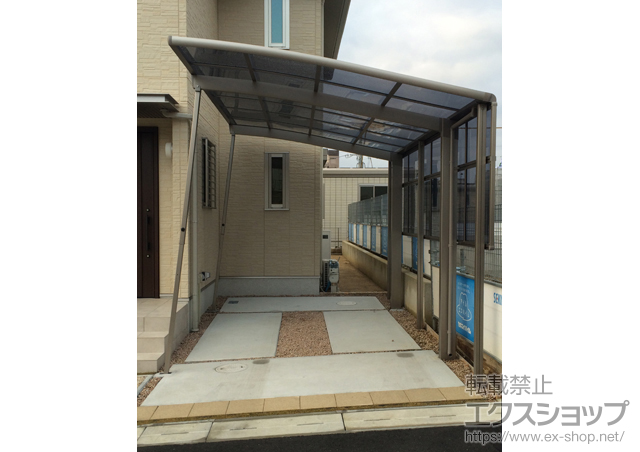 大阪府茨木市のLIXIL リクシル（トステム）のカーポート カーブポートシグマIII 積雪〜20cm対応＋サイドパネル 2段 施工例