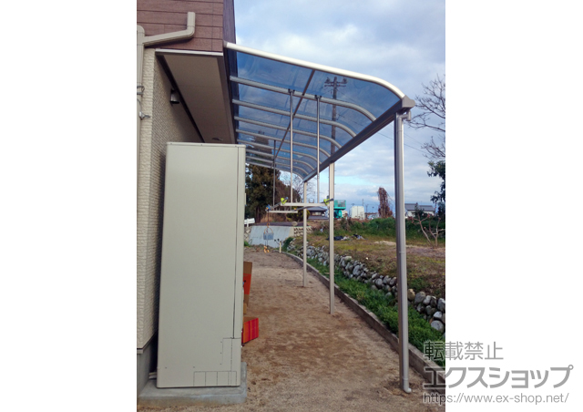 愛媛県西条市ののテラス屋根 プレシオステラス R型 テラスタイプ 連棟 積雪〜20cm対応＋プレシオステラス用 吊り下げ式物干し 施工例