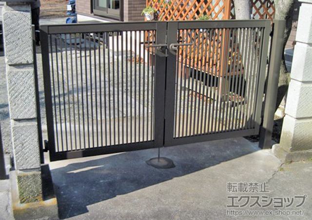 神奈川県川崎市のの門扉 プレスタ門扉 2型 細たて桟 両開き　柱使用 施工例