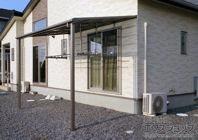 岡山県赤磐市のLIXIL リクシル（トステム）のテラス屋根 ライザーテラスII F型 テラスタイプ 単体 積雪〜20cm対応＋ライザーテラスII 吊り下げ物干し 施工例