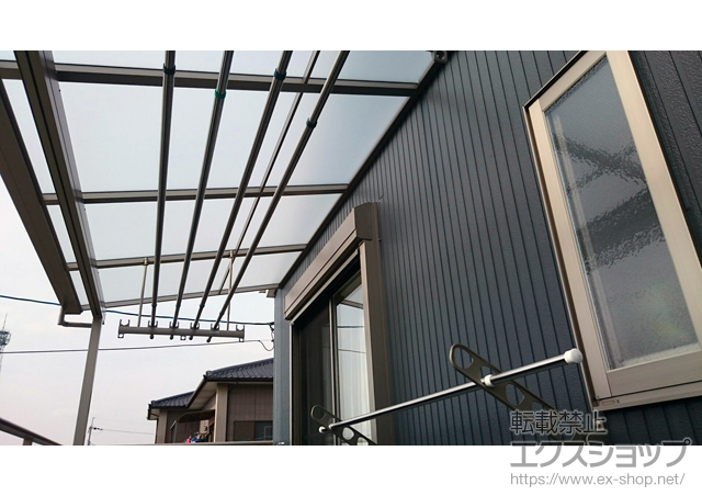 大阪府八尾市のLIXIL リクシル（トステム）のバルコニー・ベランダ屋根 ライザーテラスII F型 屋根タイプ 単体 積雪〜20cm対応＋吊り下げ物干し(ワイド) 標準2本入り＋壁付け物干し 標準2本入り 施工例