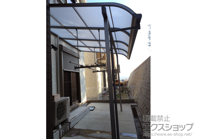 兵庫県神戸市のLIXIL リクシル（トステム）のテラス屋根 ライザーテラスII R型 テラスタイプ 単体 積雪〜20cm対応＋吊り下げ物干し(ワイド) ロング2本入り 施工例