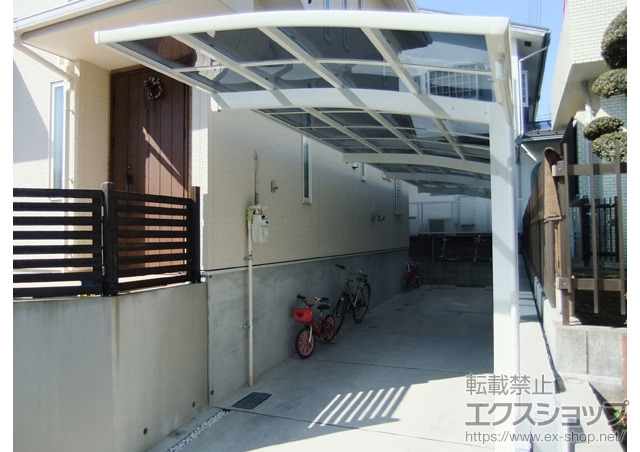 神奈川県横浜市ののカーポート レイナポートグラン 縦連棟　積雪〜20cm対応＋着脱式サポート 標準・ハイルーフ兼用 2本入り×2セット 施工例