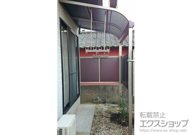 福島県いわき市のLIXIL リクシル（トステム）のテラス屋根 ライザーテラスII R型 1500 テラスタイプ 単体 積雪〜50cm対応＋吊り下げ式物干し 標準2本入り×1セット＋前面スクリーン1段＋側面スクリーン1段 片側分 施工例