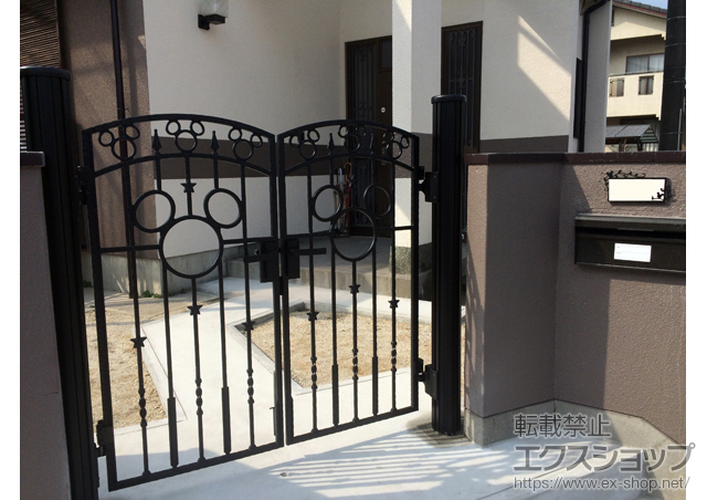 熊本県宇城市のLIXIL リクシル(新日軽)の門扉 ディズニー門扉ミッキーA型 両開き 丸門柱式 施工例