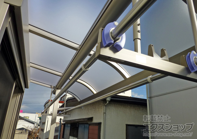 東京都板橋区ののバルコニー・ベランダ屋根 プレシオステラス R型 屋根タイプ 単体 積雪〜20cm対応＋吊り下げ式物干し 施工例