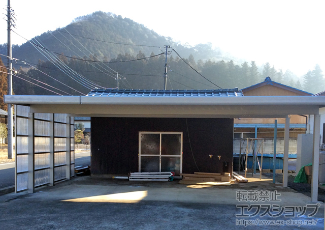 栃木県佐野市ののカーポート レオンポートneo 3台用 角柱4本仕様 標準鼻隠し 積雪〜50cm対応＋サイドパネル＋吊り下げ式物干しセット 施工例