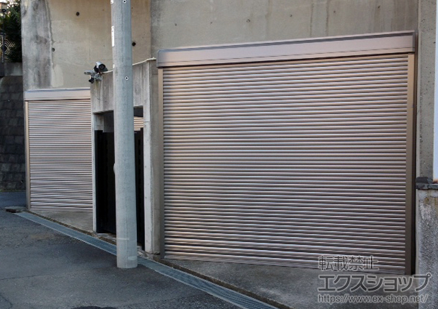神奈川県横浜市のLIXIL リクシル（トステム）のガレージシャッター ガレージシャッタークワトロ 電動式 外部付タイプ ※外部停電時開閉機構 施工例