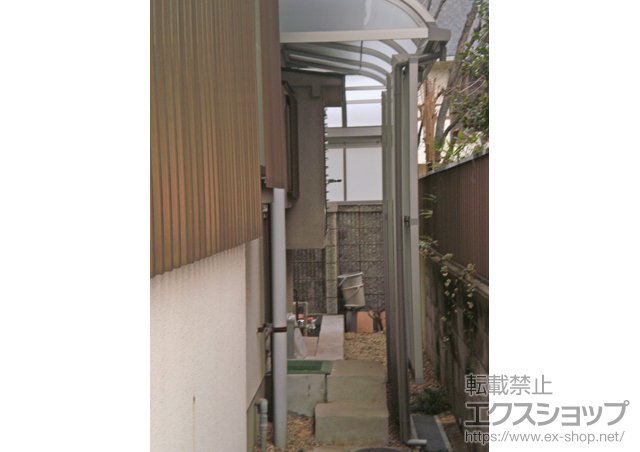 大阪府富田林市のLIXIL リクシル（トステム）のテラス屋根 ライザーテラスII R型 テラスタイプ 連棟 積雪〜20cm対応＋前面スクリーン2段＋側面ランマパネルＲ型用 施工例