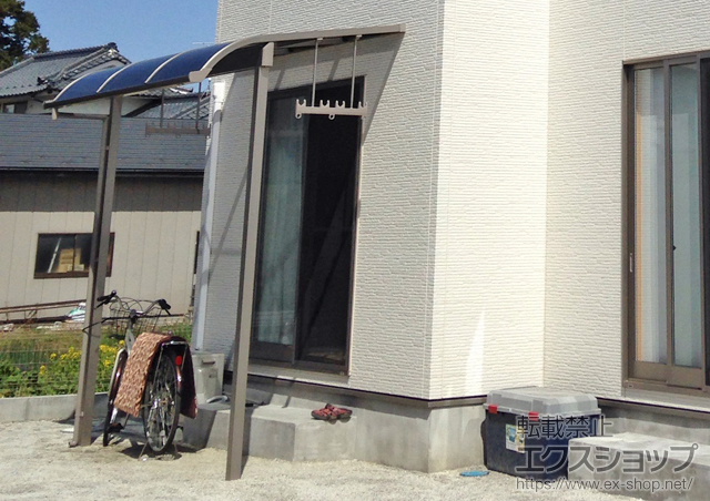 宮城県仙台市のLIXIL リクシル（トステム）のテラス屋根 ライザーテラスII R型 1500 テラスタイプ 単体 積雪〜50cm対応＋吊り下げ物干し 施工例