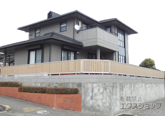 宮崎県宮崎市ののフェンス・柵 ルシアスフェンスF03型 たて半目隠し 木調カラー 自由柱仕様 施工例