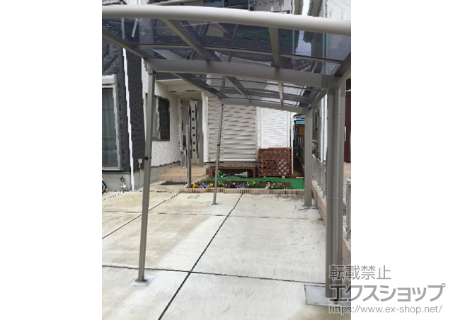 埼玉県のLIXIL リクシル（トステム）のサイクルポート・駐輪場 カーブポートシグマIII ミニ 積雪〜20cm対応＋着脱式サポート×2本 施工例