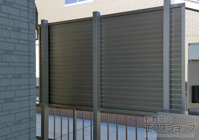 静岡県浜松市ののフェンス・柵 プレスタフェンス 8型 横ルーバー アルミ多段柱使用 施工例