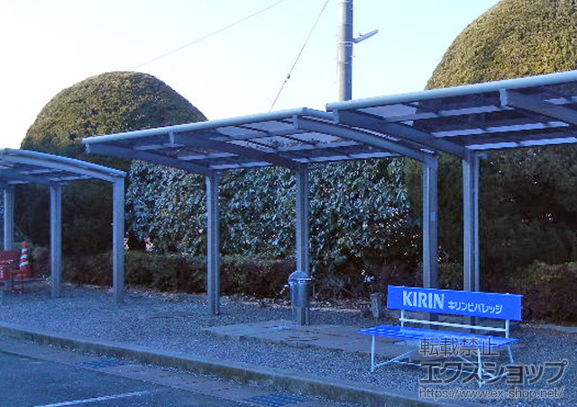 栃木県さくら市のLIXIL リクシル（トステム）のサイクルポート・駐輪場 カーブパークシグマIII オープンタイプ 積雪〜20cm対応 施工例