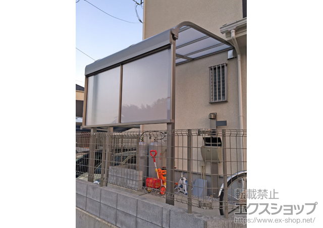 神奈川県横浜市のLIXIL リクシル（トステム）のテラス屋根 ライザーテラスII Ｒ型 テラスタイプ 単体 積雪〜20cm対応＋前面スクリーン1段＋水平式物干し　×2セット 施工例