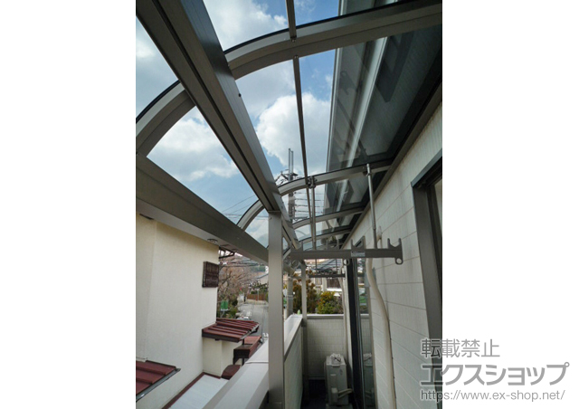 兵庫県宝塚市のLIXIL リクシル（トステム）のバルコニー・ベランダ屋根 ライザーテラスII R型 屋根タイプ 連棟 積雪〜20cm対応＋吊り下げ物干し 施工例