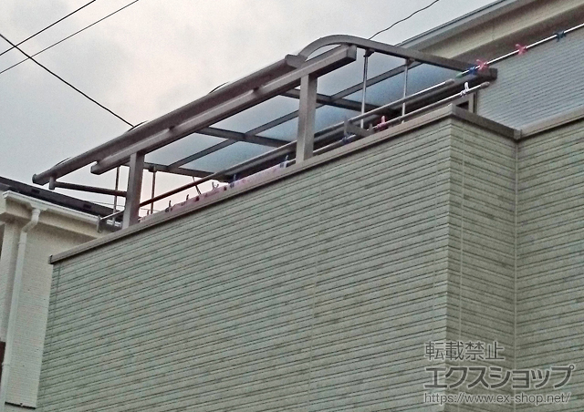 埼玉県川越市のLIXIL リクシル（トステム）のバルコニー・ベランダ屋根 ライザーテラスII R型 屋根タイプ 単体 積雪〜20cm対応＋吊り下げ物干し＋壁付け物干し 施工例