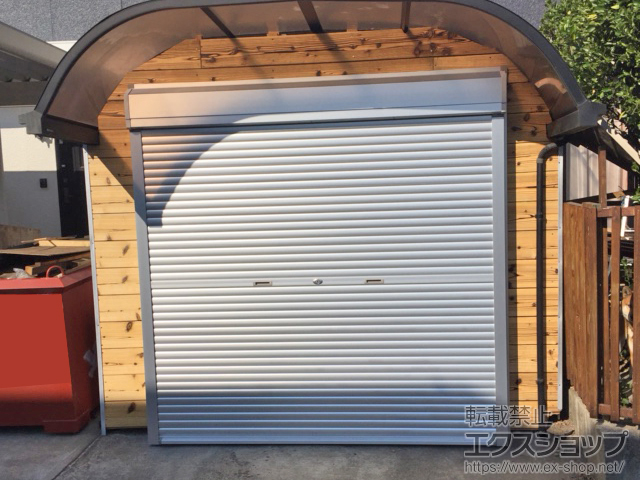 鹿児島県姶良市のLIXIL リクシル（トステム）のガレージシャッター ガレージシャッタークワトロ 手動式 外部付タイプ 施工例