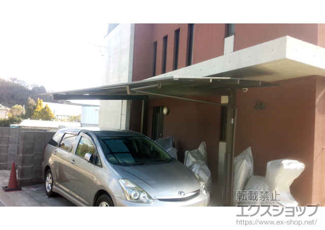 大阪府茨木市のLIXIL リクシル（トステム）のカーポート エックスルーフ 前下がり 積雪〜20cm対応＋前下がり 柱ガード 1本入り 施工例